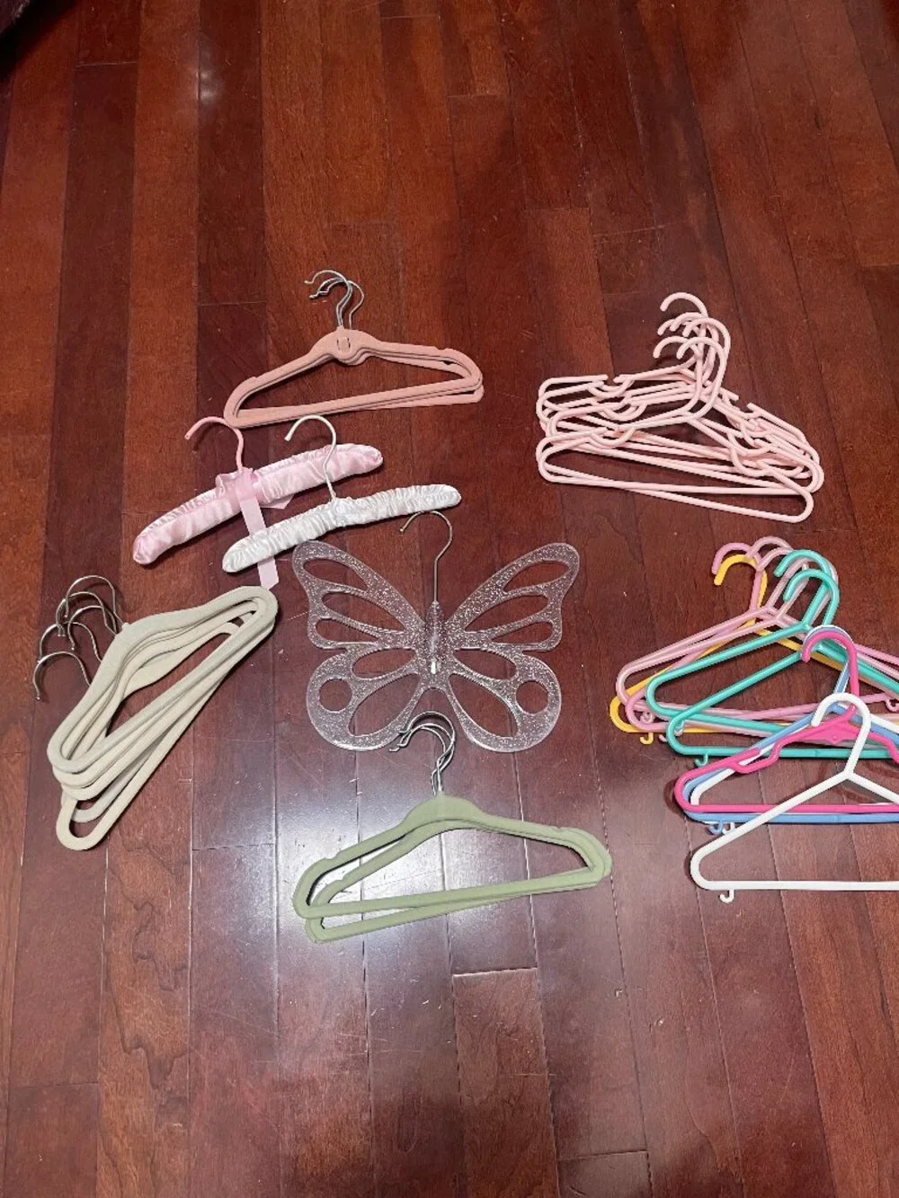 32 Baby/Toddler Plastic Hangers Pastel Pink & Green + Butterfly Accessory